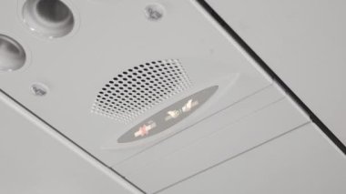 POV, kabin uçağındaki koltuğun üstündeki güvenlik levhasına. Kemerlerinizi bağlayın işareti.