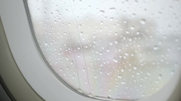 Uçağın Penceresindeki Yağmur Damlası Içeriden Geliyor Bulutlu Yağmurlu Hava Koşulları — Stok video