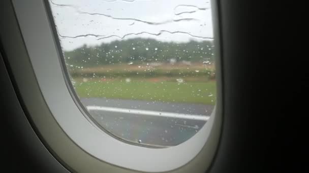 Regentropfen Auf Der Fensterfläche Des Flugzeugs Aus Der Innenkabine Beim — Stockvideo