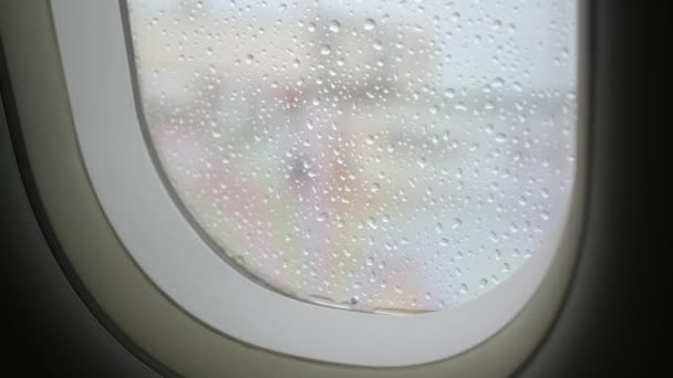 Tetes Hujan Permukaan Jendela Pesawat Dari Kabin Dalam Hujan Deras — Stok Video