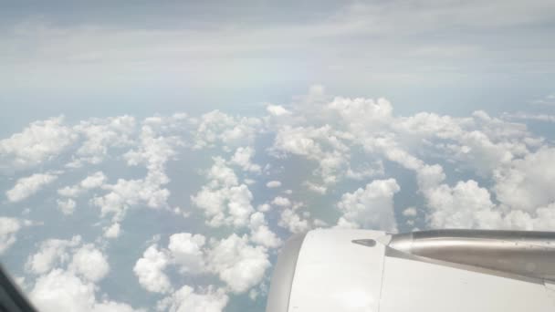雲の上の空を望む飛行機の客室内からの眺め飛行機エンジン — ストック動画