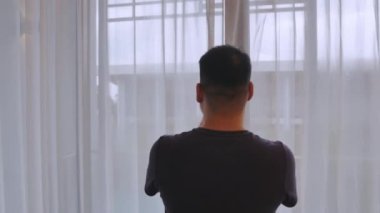 Bangkok şehrinin arka planında tatil sabahı penceresinde beyaz perdeyi aç
