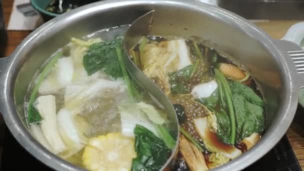 Japońskie Shabu Shabu Wtih Warzywa Mięso Wieprzowina Slajdów Hotpot Kuchnia — Wideo stockowe