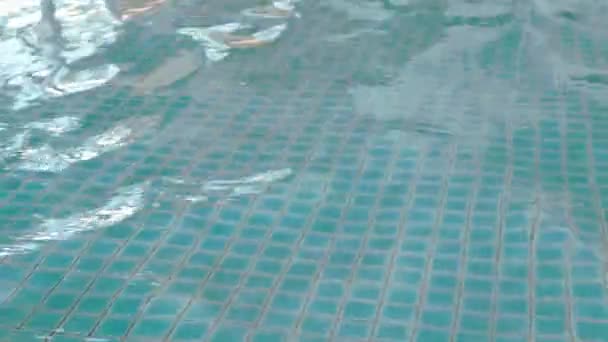 Pohled Vodní Hladinu Bazénu Slunečním Světlem Odrážejícím Hladině — Stock video