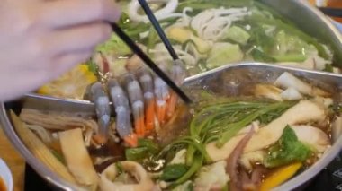 Shabu shabu 'nun et ve sebze dolu 4k videosu. Japon Asya yemekleri konsepti