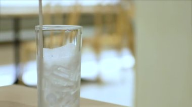 Suyu cama dökerken bardağa dikkatle odaklanan 4k videosu