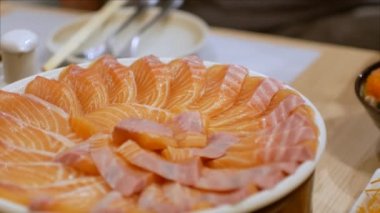 Chopctick Pick Slamon 'ın 4k' lik videosu. Japon usulü çiğ balıklı saşimi tabağıyla dolu..