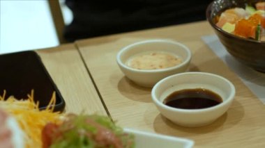 Chopctick Pick slamon sashimi 'nin soya sosuna batırıldığı 4k video, çiğ balık Japon usulü yiyecek..