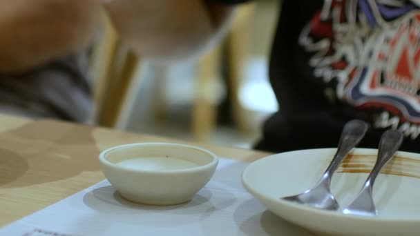 4KビデオPovしながら 日本食のために準備された小さなプレートに大豆の顔を注ぎます — ストック動画