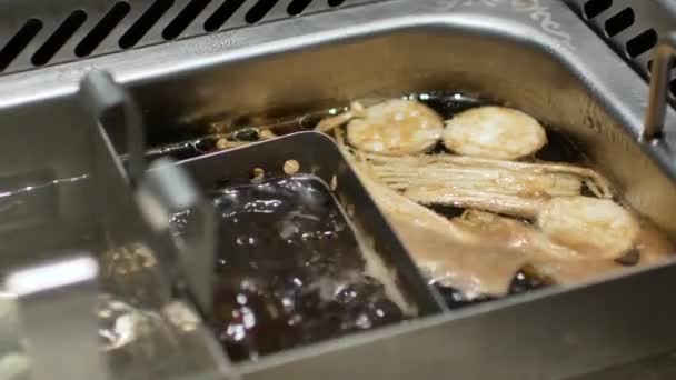 鍋で野菜と中華スタイルで鍋しゃぶしゃぶに4KビデオPov 中華料理 — ストック動画