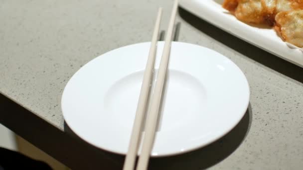 Video Pov Met Behulp Van Chopstick Pick Gyoza Gebakken Wonton — Stockvideo