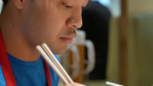 Pov Vídeo Para Homem Enquanto Come Comida Chinesa Com Pauzinho — Vídeo de Stock