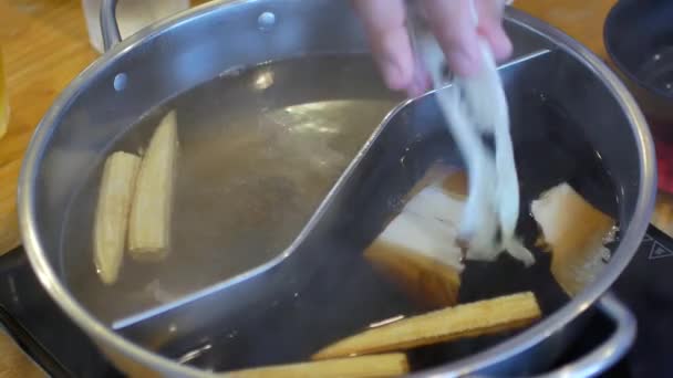 Wideo Pov Podczas Wprowadzania Warzyw Garnka Shabu Shabu Hotpot Japońska — Wideo stockowe