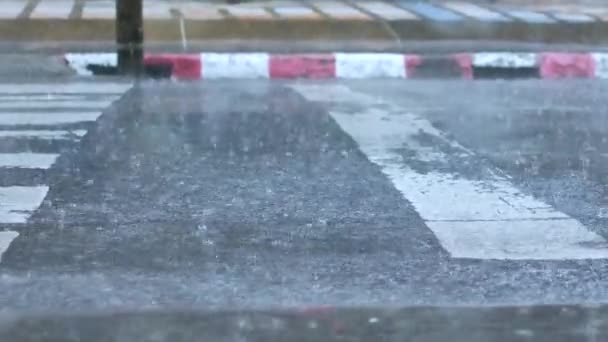 Video Pov Carretera Local Ciudad Phuket Mientras Llueve Fuerte Temporada — Vídeos de Stock