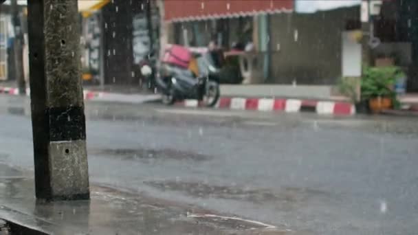 Yağmur Mevsiminde Şiddetli Yağarken Phuket Şehrinin Yerel Karayoluna Video Pov — Stok video