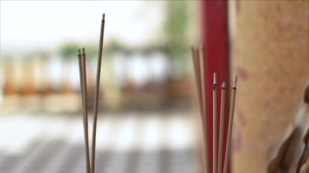 中国の寺院で精神文化のための煙スティック上の選択的フォーカス4Kビデオ — ストック動画