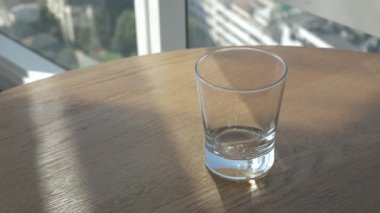 Refeshing için sabah masadaki bardağa su döktü.