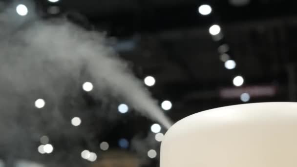 新鮮な空気のための空気のHidifierから湿気のある煙へのPov — ストック動画
