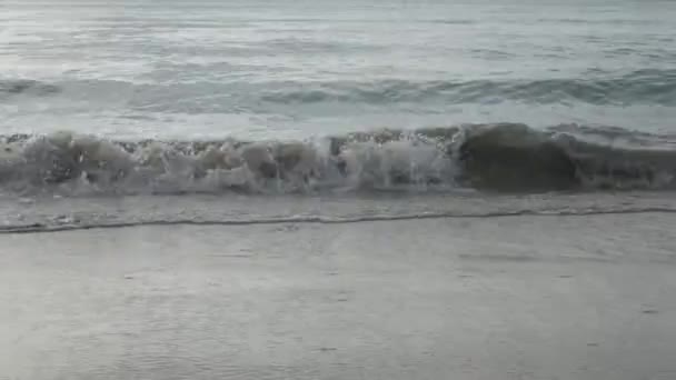 Ytstruktur Vågen Från Lugnt Hav Den Vita Sandstranden Sommaren Solsken — Stockvideo