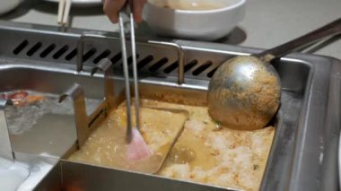 Çiğ domuz dilimini sıcak haşlanmış baharatlı çorbaya koy. Szechuan Çin güveci Syle