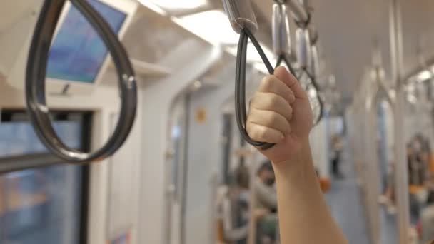 公共地下铁列车手握扶手或紧握安全带的特写镜头 — 图库视频影像