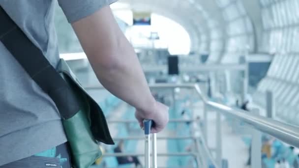 Κοντινό Πλάνο Traveler Hand Carrying Drag Bags Airport While Take — Αρχείο Βίντεο