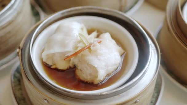 在餐馆里用筷子吃蒸中国点心 中国餐馆的名人寿美 — 图库视频影像