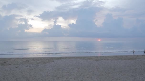 Час Заходу Моря Природний Пляж Морською Хвилею Вода Піна Піщаній — стокове відео