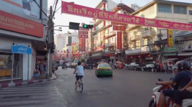 Şubat 14,2022: Bangkok, Tayland: Çin Yeni Yaowarat Caddesi 'nde Çin Yeni Yılı sırasında Çin kenti sokak manzarası