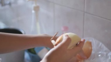 Salata malzemesi olarak taze soğan soyarken kapat.