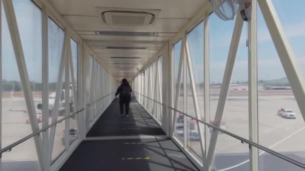 Lassított Mozgás Kilátás Séta Közben Repülőgép Híd Beszállás Repülőgép Nyáron — Stock videók