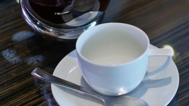 Despeje Chá Preto Fresco Uma Xícara Chá Para Hora Chá — Vídeo de Stock