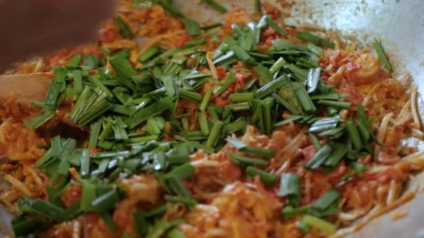 Pov Tijdens Het Koken Fry Pad Thai Keuken Beroemd Straatvoedsel — Stockvideo
