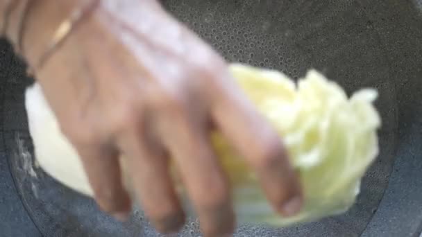 Salat Heißes Kochendes Wasser Der Pfanne Geben Für Gesunde Pflanzliche — Stockvideo