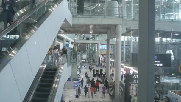 Maja 2022 Bangkok Tajlandia Zobacz Escalaotr Wewnątrz Terminalu Lotniska Suvarnabhumi — Wideo stockowe