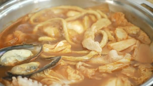Fermer Utilisant Baguette Cueillir Des Tranches Porc Soupe Coréenne Kimchi — Video