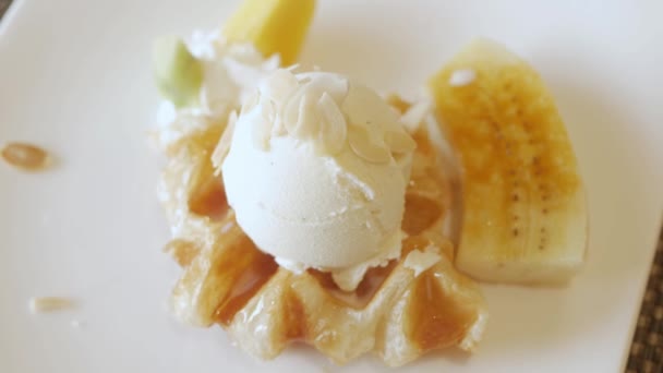 Вафли Мороженым Карамельным Бананом Десертная Тарелка — стоковое видео