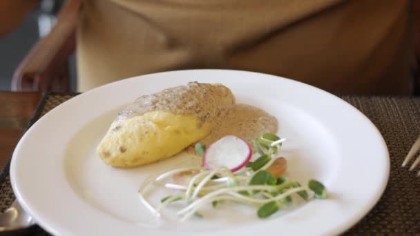 Pov Schaal Van Omelet Terwijl Een Man Vork Mes Gebruikt — Stockvideo