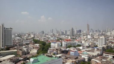 15 Nisan 2022: Bangkok, Tayland: Yaz gündüz yatay çizgisinde gökdelen manzarası