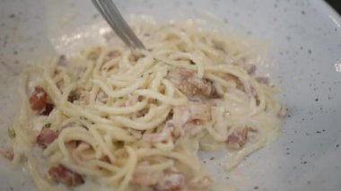 Kremalı carbonara spagettisi yemek için çatal ve taze peynir ve pastırma kullandım. İtalyan yemeği.