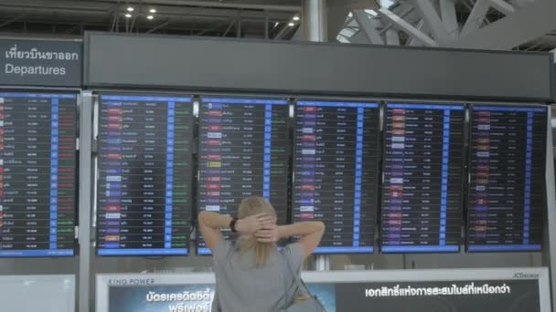 März 2022 Bangkok Thailand Pov Der Fluginformationstafel Abflugterminal Des Flughafens — Stockvideo