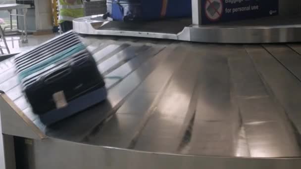 在行李索取线上移动时看到许多行李箱 — 图库视频影像