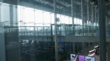 12 Mayıs 2022: Bangkok, Tayland: Havaalanı terminalinde asansörden inerken görüntüleme