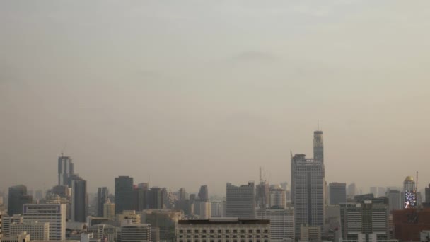 2022年4月13日 泰国曼谷 沙棘路周围有摩天大楼的横贯城市地区景观 — 图库视频影像