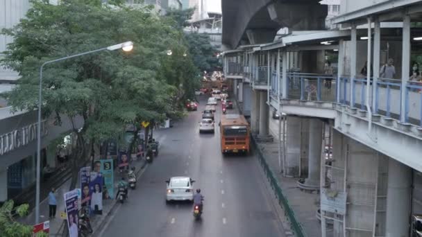 April 2022 Bangkok Thailand Verkeer Silom Road Kruispunt — Stockvideo