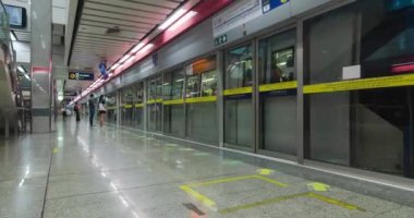 2 Haziran 2022: Bangkok, Tayland: Kalabalık bir yolcuyla kalabalık saatlerde metro istasyonunda zaman aşımı