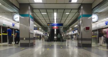 Haziran 2022: Bangkok, Tayland: Kalabalık yolcunun metro metro istasyonunda yürüyen merdiven kullanırken geçirdiği zaman aralığı