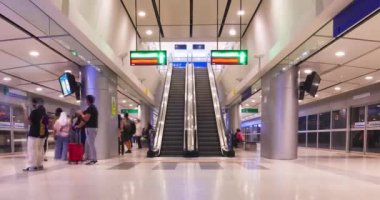 2 Haziran 2022: Bangkok, Tayland: Havaalanı tren istasyonunun zaman ayarlı görüntüsü, Suvarnabhumi havaalanına gelen ve yürüyen merdiven kullanan kalabalık yolcu ile metro hattı metro terminali. Ülke yeniden açılıyor