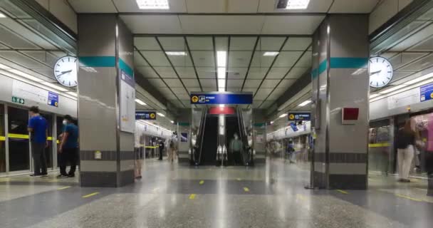 June2 2022 러시아워에 지하철 역에서 에스컬레이터를 사용하는 승객이 붐비는 — 비디오