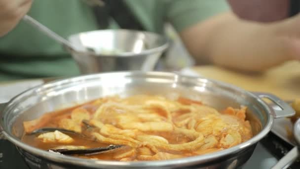 Close Ενώ Χρησιμοποιείτε Chopstick Pick Tokpokki Από Κορεάτικη Σούπα Kimchi — Αρχείο Βίντεο